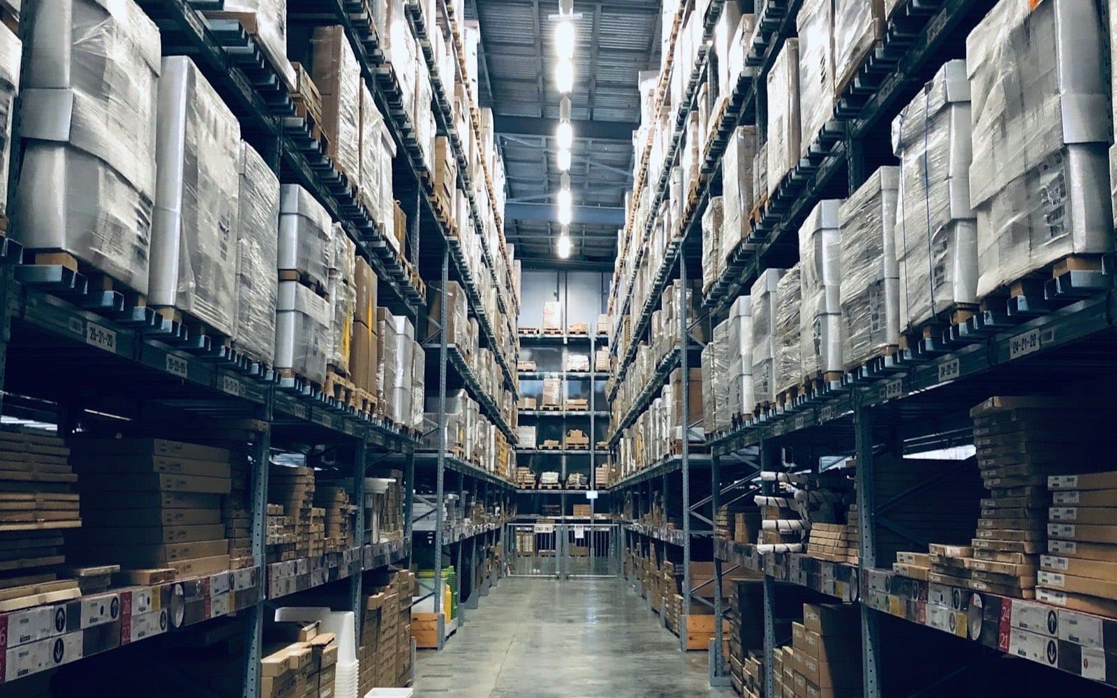 Estanterías de un depósito con mercadería paletizada